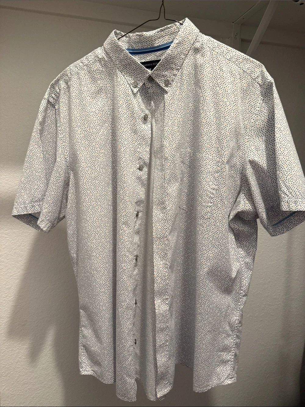 Banana Republic Men’s Short-Sleeve Button-Down Shirt in White w/ Blue Microprint